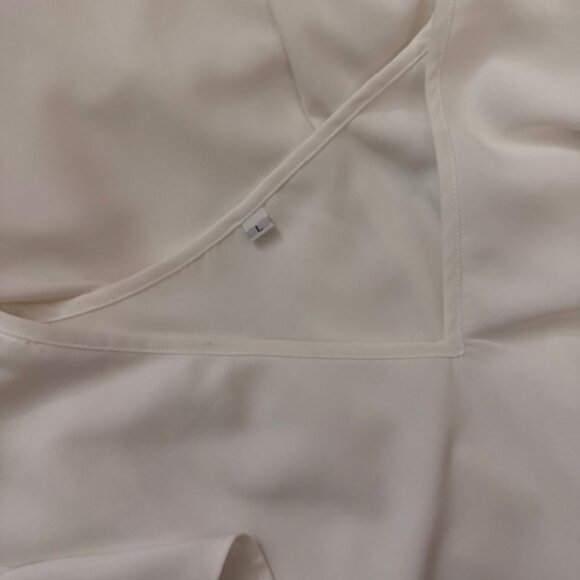 Vestido Blanco con Escote en V y Falda en Capas (Elegant white dress) - Picture 7 of 7